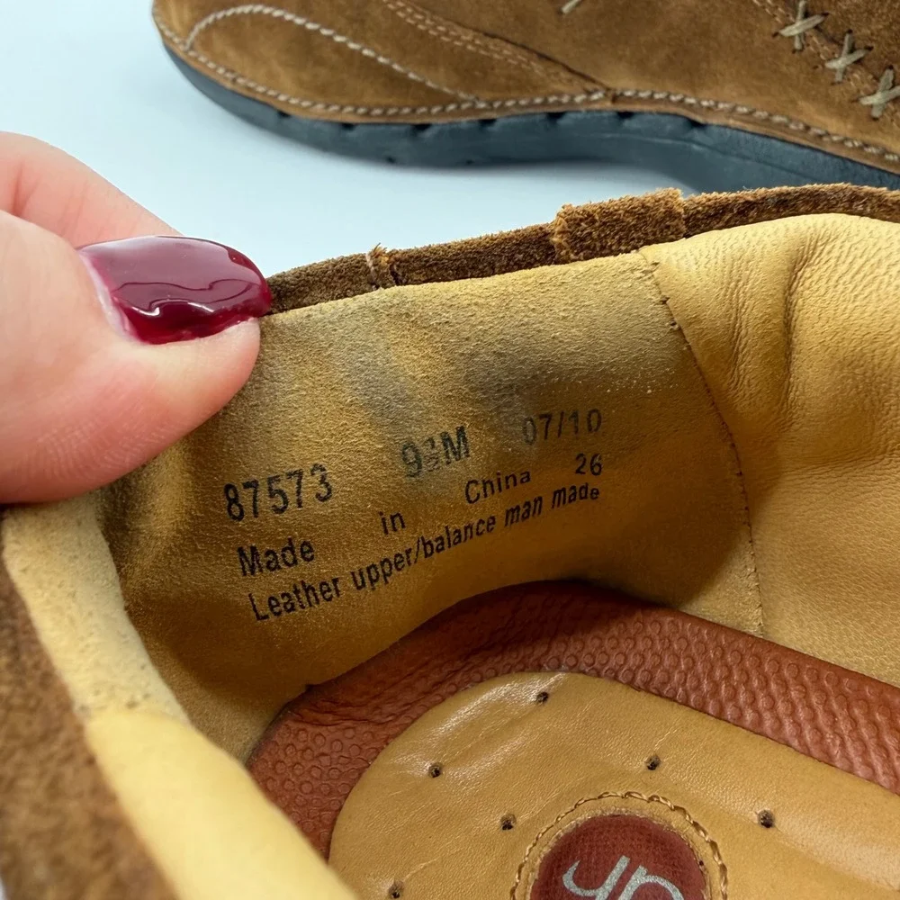Clarks Womens 9.5M Brown Suede Unstructured Un Loop Loafers Button Slip On 87573